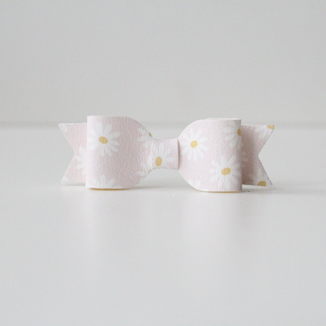 Soft pink daisy small bows