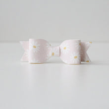 Load image into Gallery viewer, Soft pink daisy small bows