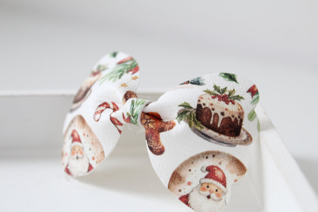 Traditional christmas scalloped bow | Clip or headband