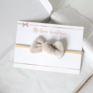 Stone velvet knot bows
