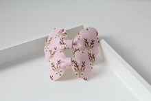 Load image into Gallery viewer, Pinkmas reindeer scalloped bows
