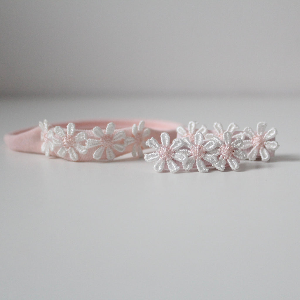 Delicate pink daisy flowers | Clip or headband