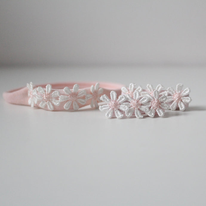 Delicate pink daisy flowers - Clip or headband