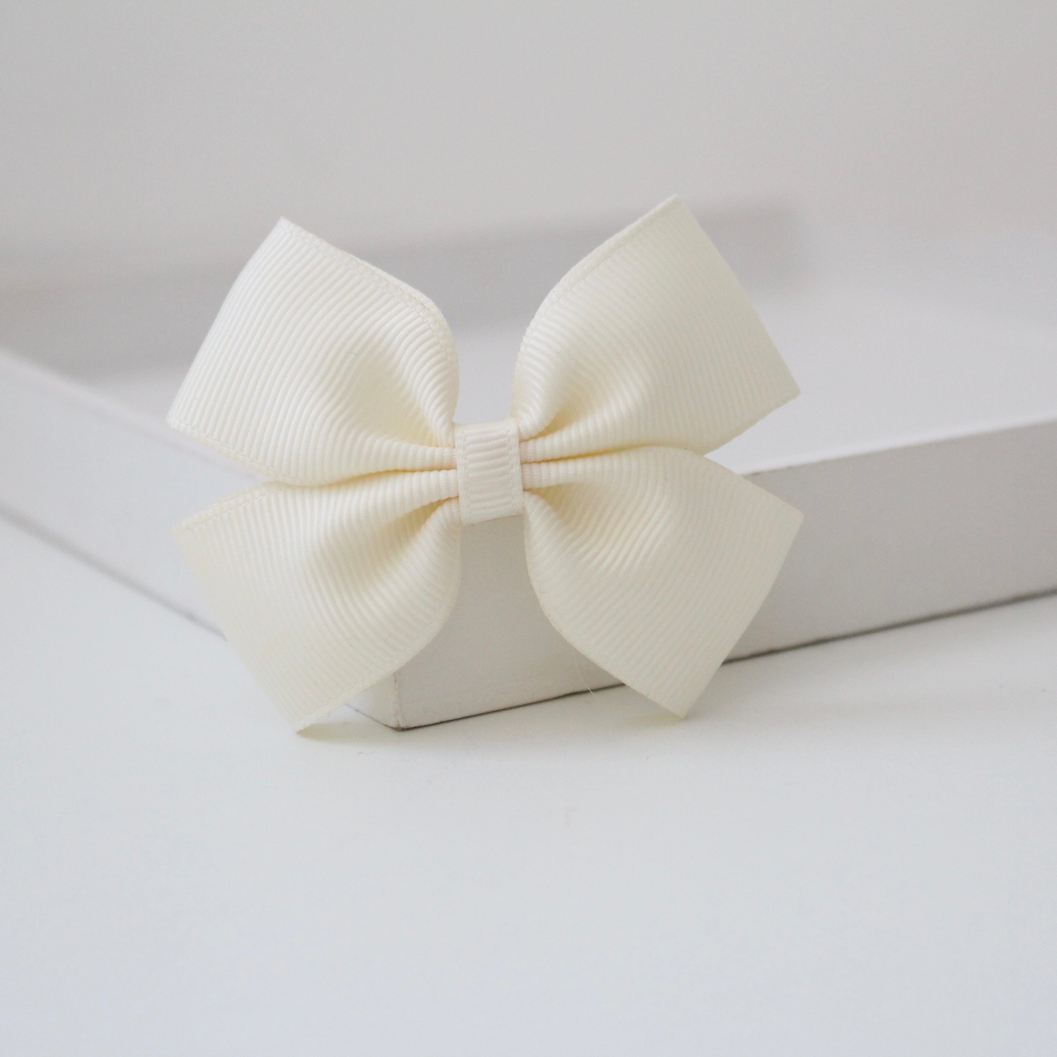 Double pinch ribbon bows | 32 colours | Clip or bobble