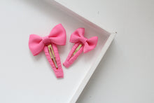 Load image into Gallery viewer, Pinch bow snappy clips - 2 sizes - 32 colours