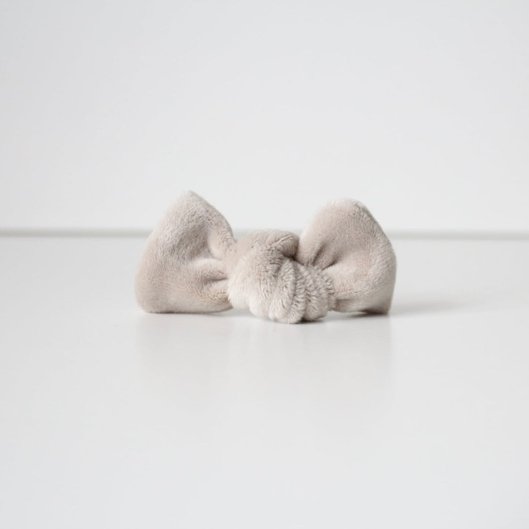 Stone velvet knot bows