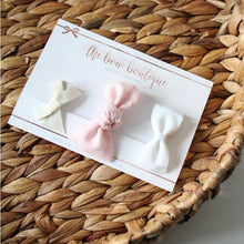 Load image into Gallery viewer, Light pink embroidered clip set