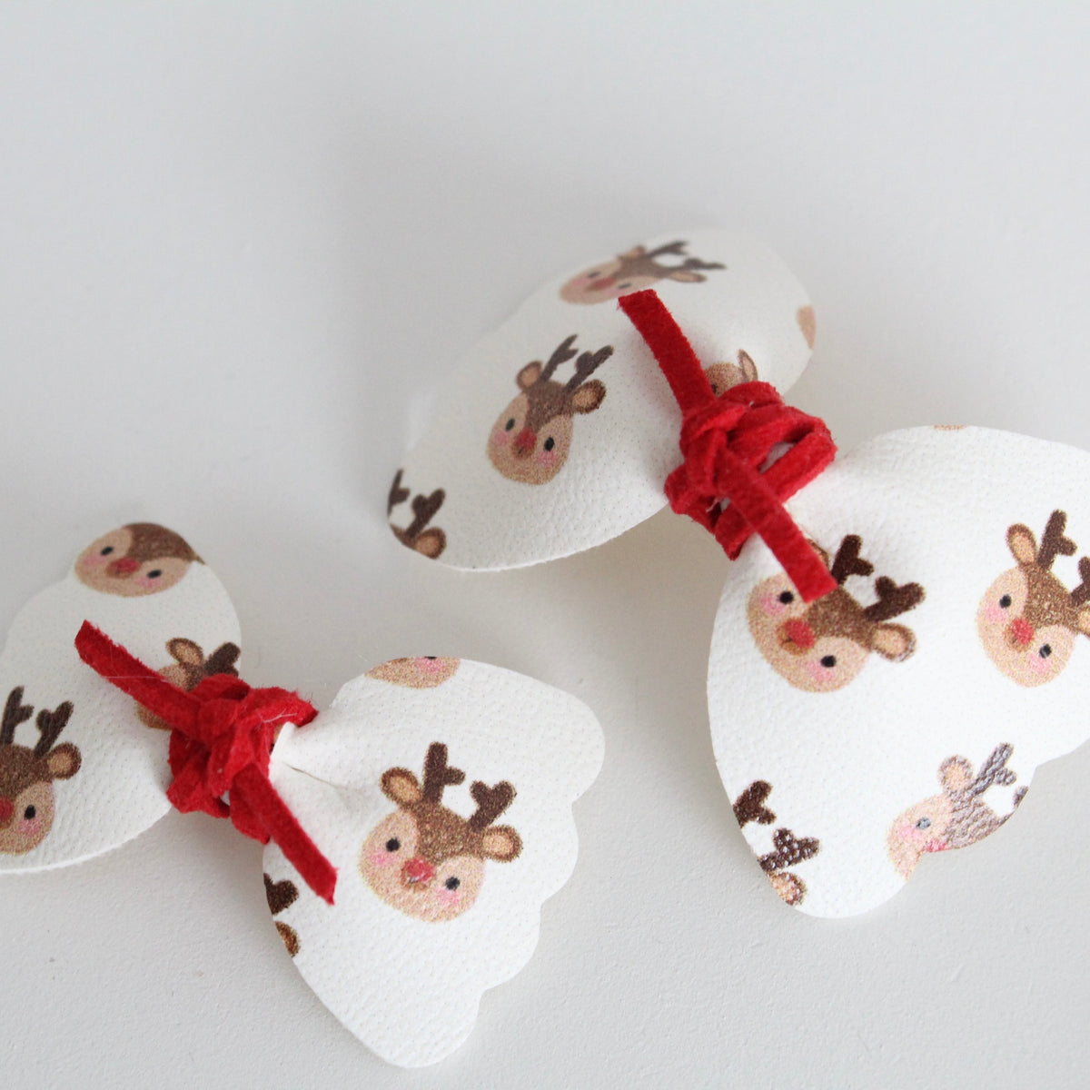 Reindeer scalloped bow | Clip or headband