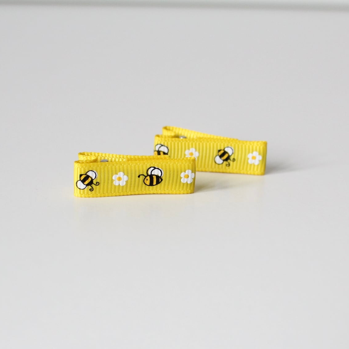 Bee ribbon clip