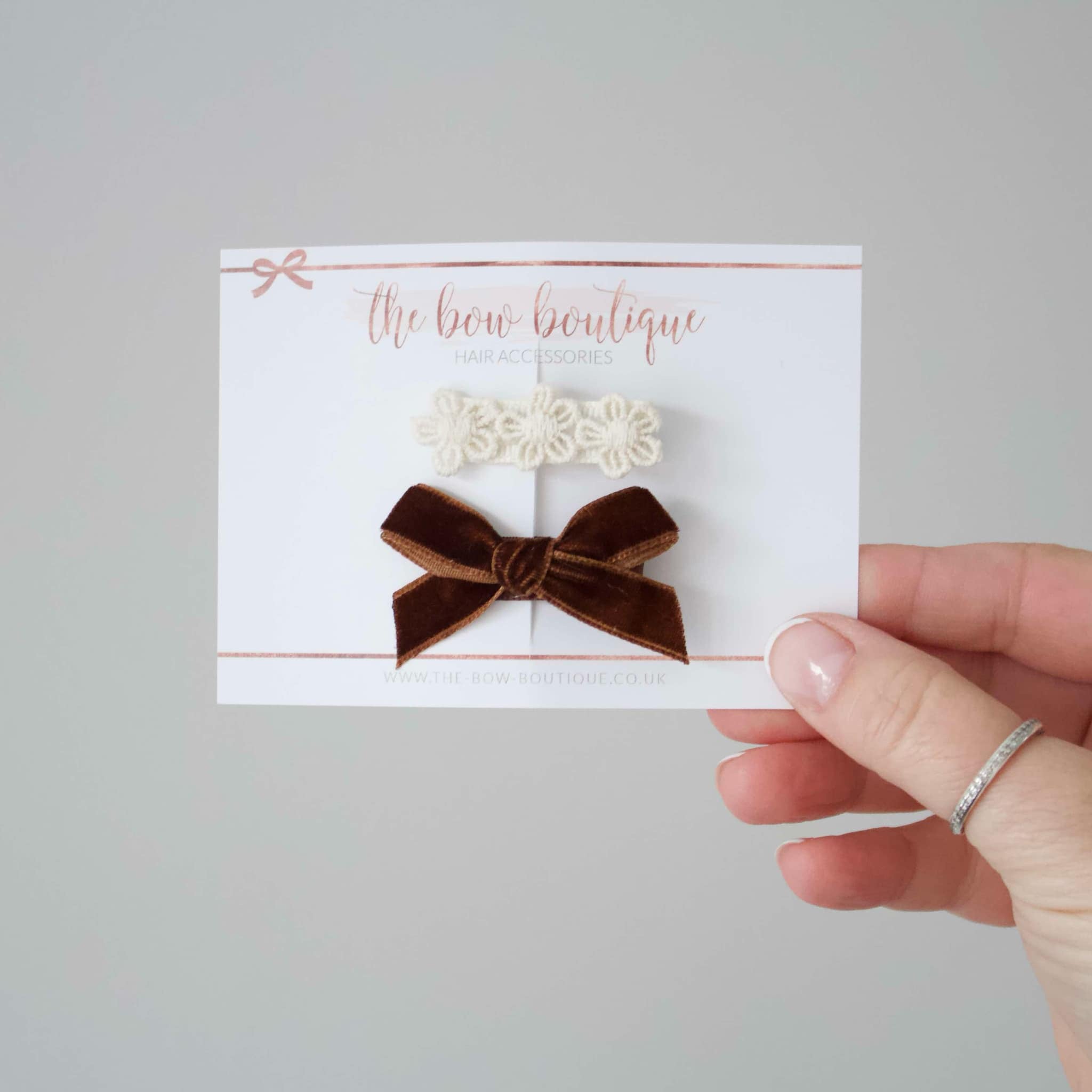 Delicate velvet clip set
