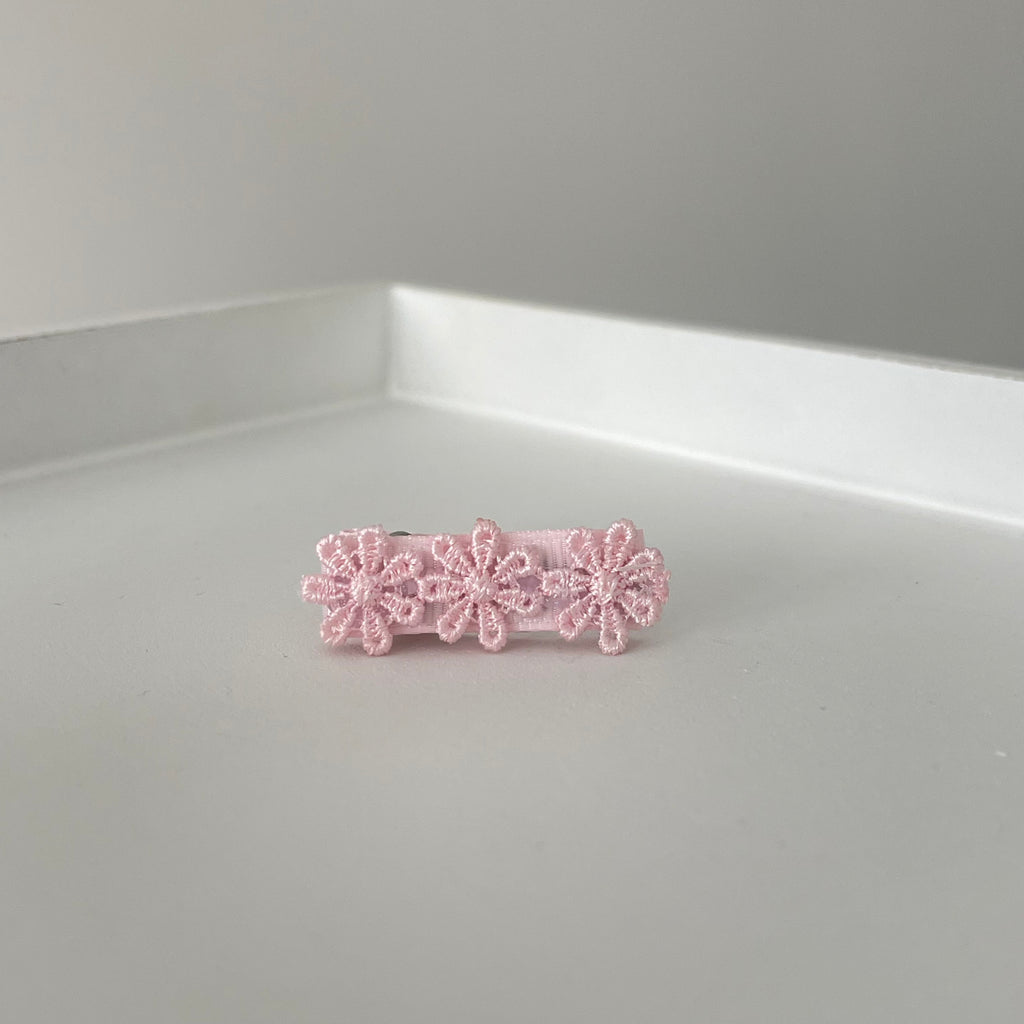 Delicate pink daisy flowers | Clip or headband