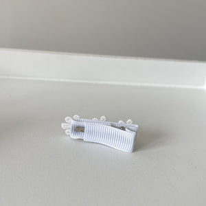 White delicate daisy flowers - Clip or headband.