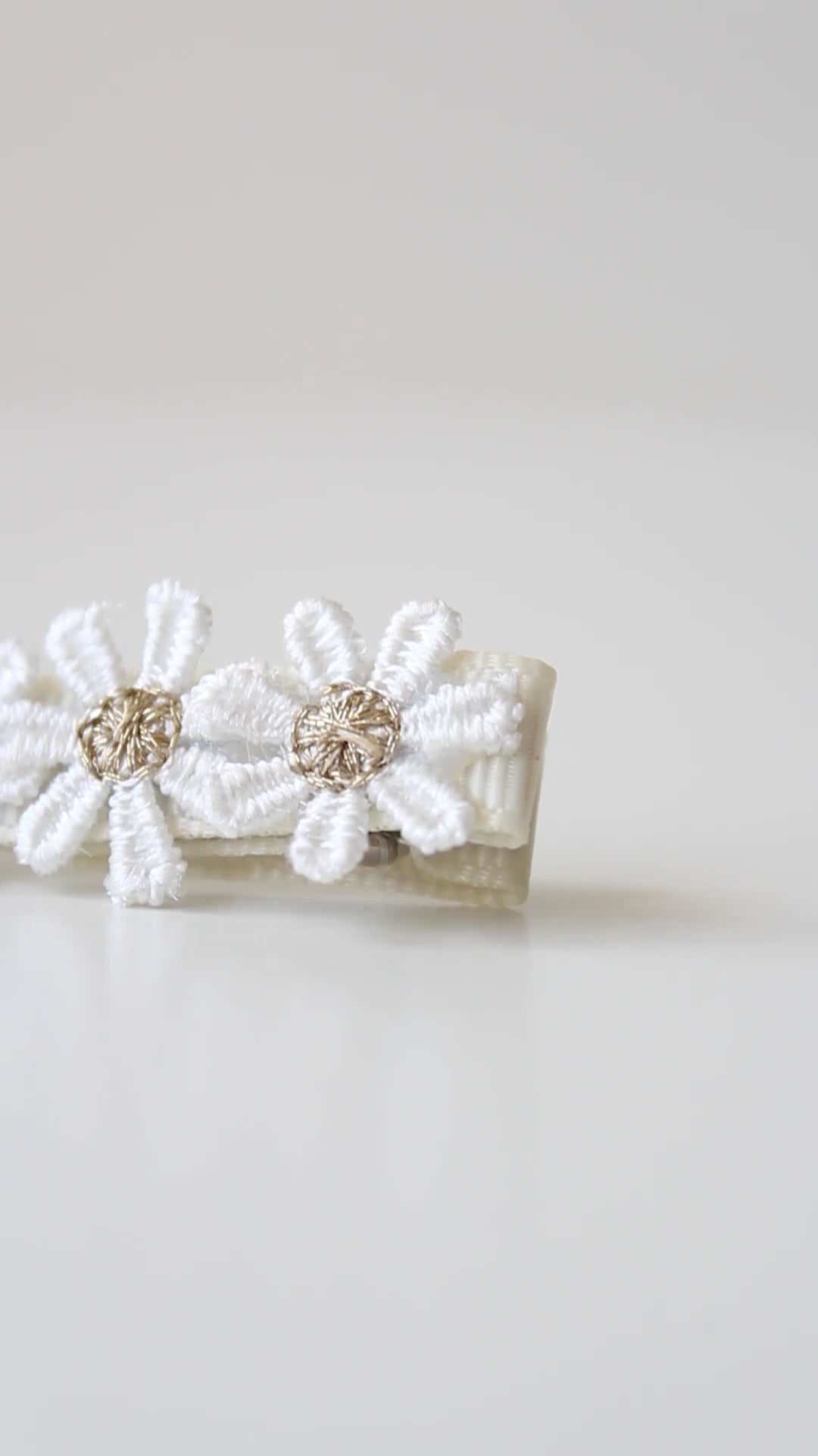 Delicate daisy flowers | Clip or headband