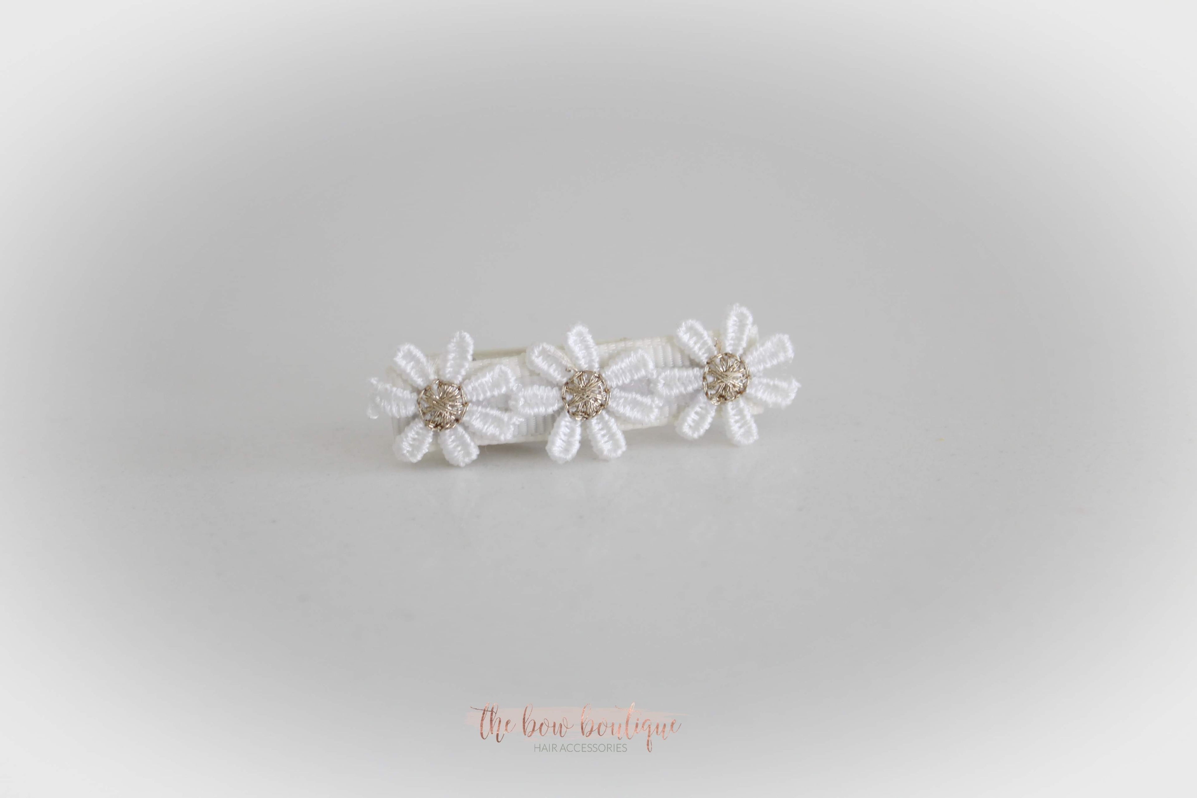 Delicate daisy flowers | Clip or headband
