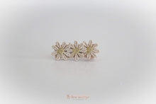Load image into Gallery viewer, Delicate beige &amp; gold daisy flowers - Clip or headband