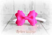 Load image into Gallery viewer, Small luxury scalloped felt bows (23 Colours)