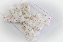 Load image into Gallery viewer, Delilah - Timeless bows