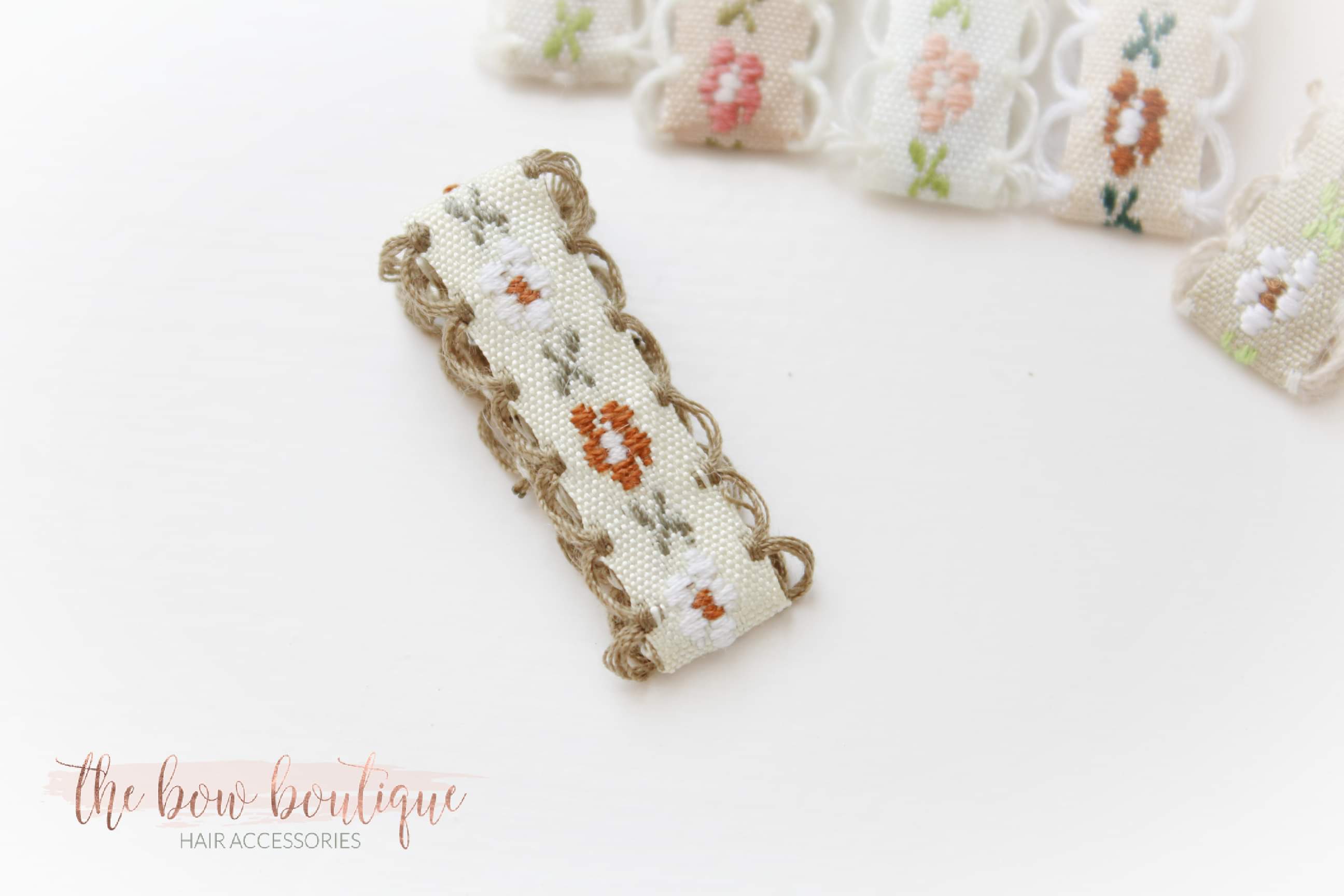 Embroidered floral lined clip | 9 colours I 2 Sizes