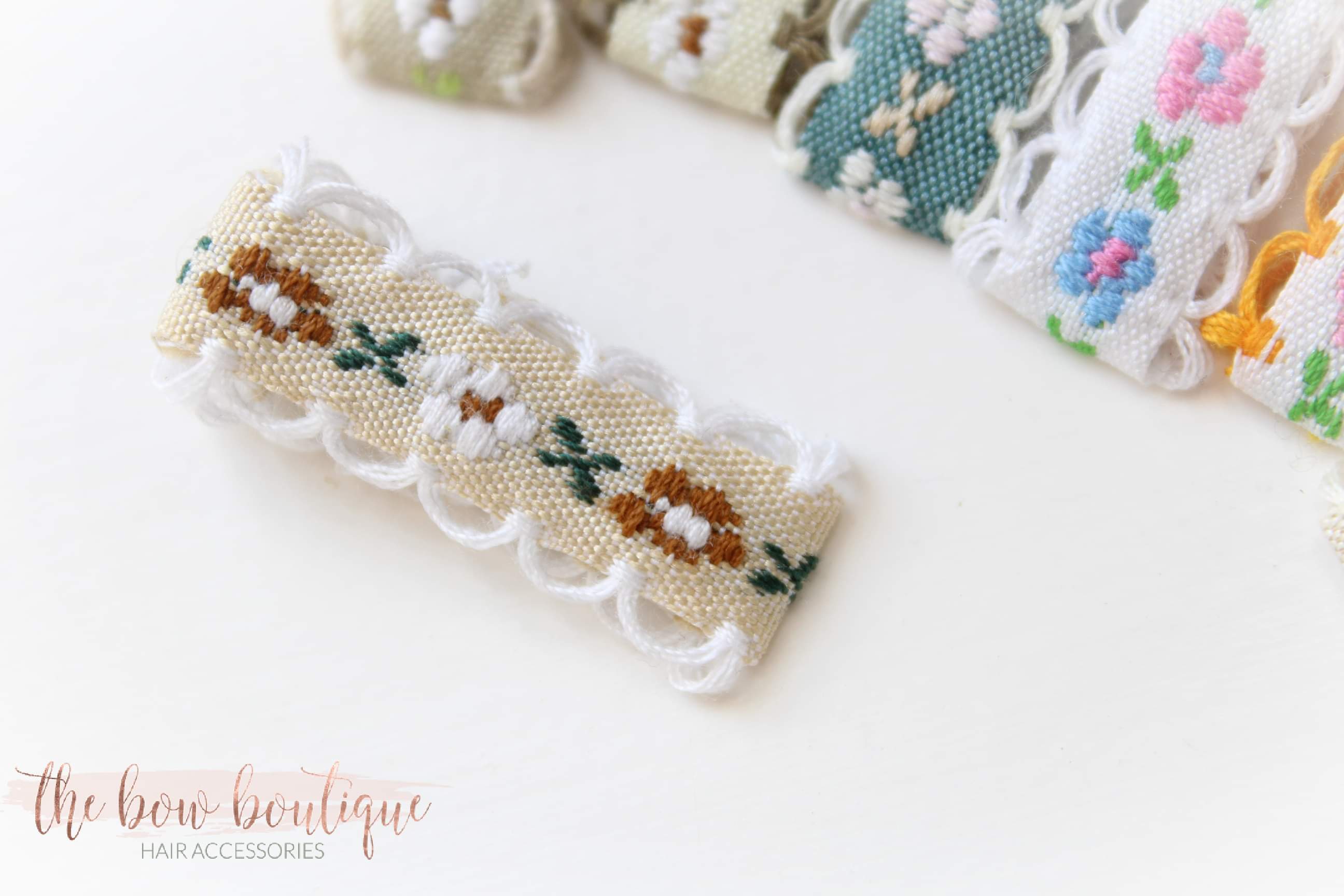 Embroidered floral lined clip | 9 colours I 2 Sizes